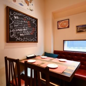 [For birthday celebrations and small banquets ◎] Private room seats at the back of the store