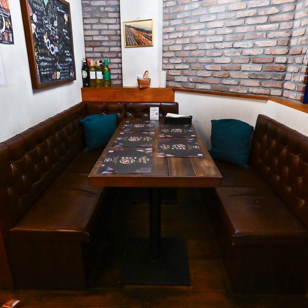 【使い勝手◎の個室】店内奥には4名掛け個室を3部屋ご用意しております！2名様からご利用可能です！プライベートな飲み会に、少人数でお祝いに、様々なシーンでご利用いただけます♪ご利用は事前予約がオススメ！※時間制を取らせていただく場合がございます。