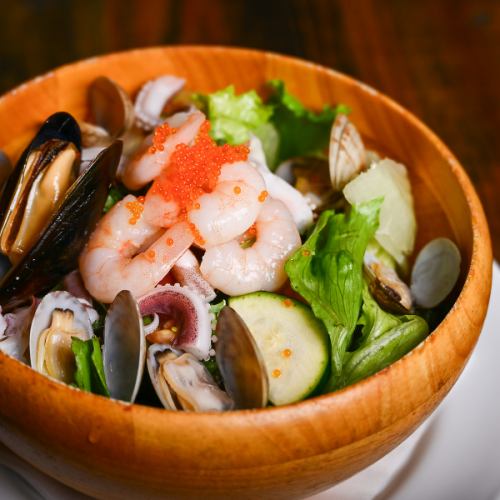 [Our signature dish since our founding] We use a dressing made from a combination of 16 ingredients.The signature salad is a must-try!