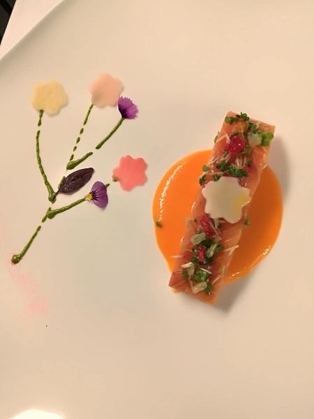 北海道産桜マス、赤パプリカとルビーグレープフルーツソース、根菜のピクルス