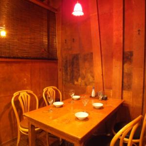 넓은 식사하실 테이블 석! 각 테이블에 따라 빛의 색깔이 다른 것도 귀엽다! 멋진 공간에서 요리를 즐기세요!