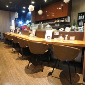 オシャレなカウンター席は広々と利用できる贅沢スペース！会社帰りのサク飯やサク飲みなどお1人様も大歓迎しております！お気軽にお越しください！