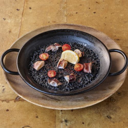 大人気!イカスミパエリア