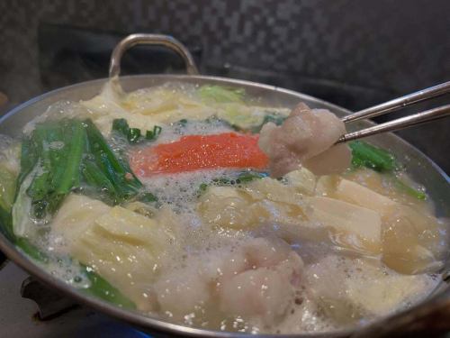 こんばんは！[totochee]です。寒さが厳しくなってきましたが、皆さまお元気ですか？明日は鍋ラリーという事で、今年も人気の塩ニンニク鶏鍋をご用意しております。出汁はまるで旨みの宝庫、一晩煮込んで仕上げています。心も体も温まる絶品鍋になっていますので、お楽しみに！

12月はなんと160名様のご予約をいただいております！しかし、まだまだ貸切宴会のご相談を受け付けておりますので、ぜひお早めにご連絡ください。

今夜はまだ少し余裕がありますので、ぜひお立ち寄りくださいね。本日のおすすめは鍋、ふぐ、白子、そしてラクレットチーズもお忘れなく。心温まるひとときを、totocheeで一緒に過ごしましょう。

皆さまのご来店を心よりお待ちしています！

#新松戸#柏#松戸＃流山＃新松戸グルメ#新松戸居酒屋#新松戸飲み放題#新松戸ローストビーフ＃新松戸ランチ#新松戸ディナー＃#刺身＃新松戸牡蠣#誕生日＃禁煙#テラス喫煙可#分煙#イタリアン＃テラス犬ok#デート#オシャレ居酒屋#ワインバル#チーズフォンデュ#新松戸デート#新松戸ランチ#新松戸ディナー#松戸グルメ#新松戸チーズ
#ペローニ#新松戸ビール#新松戸忘年会#新松戸貸し切り#松戸ラクレット#新松戸宴会30人#パエリア
#新松戸ハンバーガー#松戸ハンバーガー