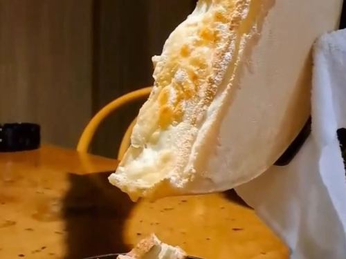 こんばんは！[totochee]です。寒さが厳しくなってきましたが、皆さまお元気ですか？明日は鍋ラリーという事で、今年も人気の塩ニンニク鶏鍋をご用意しております。出汁はまるで旨みの宝庫、一晩煮込んで仕上げています。心も体も温まる絶品鍋になっていますので、お楽しみに！

12月はなんと160名様のご予約をいただいております！しかし、まだまだ貸切宴会のご相談を受け付けておりますので、ぜひお早めにご連絡ください。

今夜はまだ少し余裕がありますので、ぜひお立ち寄りくださいね。本日のおすすめは鍋、ふぐ、白子、そしてラクレットチーズもお忘れなく。心温まるひとときを、totocheeで一緒に過ごしましょう。

皆さまのご来店を心よりお待ちしています！

#新松戸#柏#松戸＃流山＃新松戸グルメ#新松戸居酒屋#新松戸飲み放題#新松戸ローストビーフ＃新松戸ランチ#新松戸ディナー＃#刺身＃新松戸牡蠣#誕生日＃禁煙#テラス喫煙可#分煙#イタリアン＃テラス犬ok#デート#オシャレ居酒屋#ワインバル#チーズフォンデュ#新松戸デート#新松戸ランチ#新松戸ディナー#松戸グルメ#新松戸チーズ
#ペローニ#新松戸ビール#新松戸忘年会#新松戸貸し切り#松戸ラクレット#新松戸宴会30人#パエリア
#新松戸ハンバーガー#松戸ハンバーガー