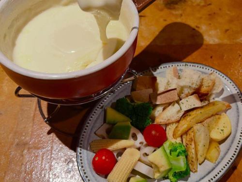 こんばんは！[totochee]です。寒さが厳しくなってきましたが、皆さまお元気ですか？明日は鍋ラリーという事で、今年も人気の塩ニンニク鶏鍋をご用意しております。出汁はまるで旨みの宝庫、一晩煮込んで仕上げています。心も体も温まる絶品鍋になっていますので、お楽しみに！

12月はなんと160名様のご予約をいただいております！しかし、まだまだ貸切宴会のご相談を受け付けておりますので、ぜひお早めにご連絡ください。

今夜はまだ少し余裕がありますので、ぜひお立ち寄りくださいね。本日のおすすめは鍋、ふぐ、白子、そしてラクレットチーズもお忘れなく。心温まるひとときを、totocheeで一緒に過ごしましょう。

皆さまのご来店を心よりお待ちしています！

#新松戸#柏#松戸＃流山＃新松戸グルメ#新松戸居酒屋#新松戸飲み放題#新松戸ローストビーフ＃新松戸ランチ#新松戸ディナー＃#刺身＃新松戸牡蠣#誕生日＃禁煙#テラス喫煙可#分煙#イタリアン＃テラス犬ok#デート#オシャレ居酒屋#ワインバル#チーズフォンデュ#新松戸デート#新松戸ランチ#新松戸ディナー#松戸グルメ#新松戸チーズ
#ペローニ#新松戸ビール#新松戸忘年会#新松戸貸し切り#松戸ラクレット#新松戸宴会30人#パエリア
#新松戸ハンバーガー#松戸ハンバーガー