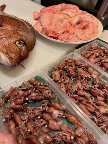 こんばんは〜totocheeです！
ビールの樽の空くペースが早くてびっくり( ˊ̱˂˃ˋ̱ )

そしてお願いです🙇
書かなくても1人2品くらいは頼んでくれると思ってたのですが
5人で2品だと経営していけない為、
すみませんが書かせて頂きます😂

当店、お通し無し、席料も無いので
半額ドリンクだけだと赤字になります😅

本日より別で2品以上を条件とさせて頂きます。
ご協力お願い致します！

さてさて
本日新物ホタルイカ入荷！
定番酢味噌和え、天ぷらからの
アヒージョ、バター焼きございます♪

お酒が進むおつまみ沢山ご用意してありますので
ご予約、ご来店お待ちしております♪

#新松戸グルメ
#新松戸チーズ
#牡蠣
#ホタルイカ
#半額