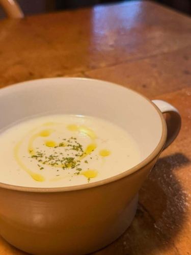 こんばんは〜totocheeです！

本日はコムタン仕込みました〜
ビーフうまうまです〜( ˊ̱˂˃ˋ̱ )

かぶのポタージュも3人前限定でございます〜
かぶの美味しさ爆発です〜

本日もお待ちしておりまーす♪

#新松戸居酒屋
#新松戸チーズ
#新松戸ワイン