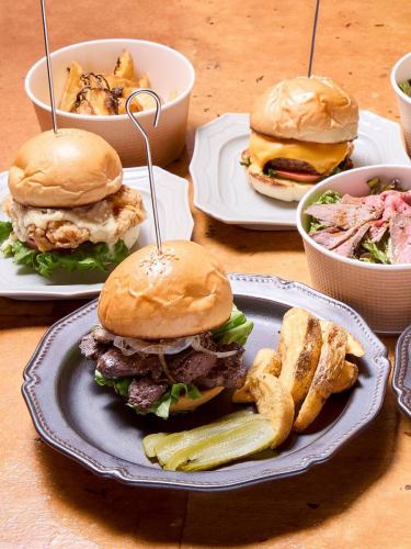 こんばんは〜totocheeです！
今日は激サム！🥶
牡蠣まみれ鍋、鴨しゃぶが最近よく出ますねー( ˊ̱˂˃ˋ̱ )
さて
カブー　カブは如何でしょうか？
ガーリックアンチョビー　想像しただけでビールいけます🍺
カリジュワー！

そしてこちらも良く出る~
通風チーズグラタン！
まぁ美味しいんですけど🤤
トロトロ〜　あつあつ〜　ぜひぜひ〜

そしてそして
本日からこっそりUber始めました！
100%パティーがうまい！ハンバーガー！
柔らかさがりが美味しい！サガリバーガー！
店でも人気！　一枚肉のトトチキバーガー！
低温調理で仕込み！ローストビーフバーガー！
仕込みに2日間！ホロホロ肉のプルドポーク&ビーフバーガー！

どれも美味しく出来ました！

ランチでの営業は2月からと目論んでおりますが
表のタペストリーなどがまだ出来ず😅
メニューもパットに打ち込んだり
やることいっぱいで間に合うのかなー😅

夜の仕込みも手を抜けないので
楽しみながら用意したいと思いまーす❤️

店ではチーズバーガーのパティー
もう一枚無料サービスもやる予定！(デフォルトで)

という事でお楽しみに！

#新松戸居酒屋#新松戸ハンバーガー#新松戸チーズ