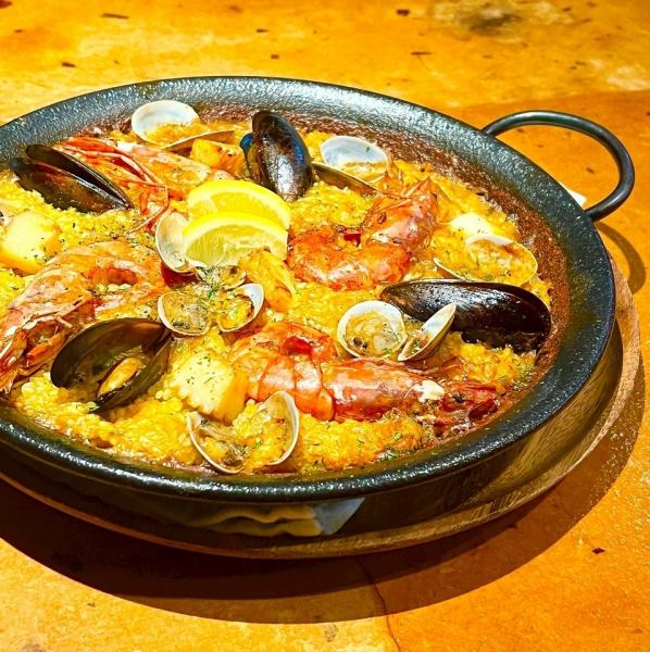 -本場仕込み!香ばしさ弾ける海鮮パエリア-具材たっぷりで色鮮やか♪贅沢な逸品をぜひどうぞ!