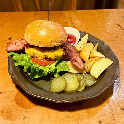 芝士汉堡和多德加培根土豆套餐