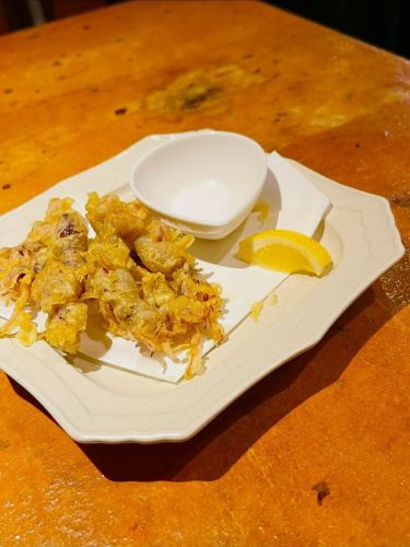 こんばんは〜totocheeです!
ビールの樽の空くペースが早くてびっくり( ˊ̱˂˃ˋ̱ )
そしてお願いです🙇
書かなくても1人2品くらいは頼んでくれると思ってたのですが
5人で2品だと経営していけない為、
すみませんが書かせて頂きます😂
当店、お通し無し、席料も無いので
半額ドリンクだけだと赤字になります😅
本日より別で2品以上を条件とさせて頂きます。
ご協力お願い致します!
さてさて
本日新物ホタルイカ入荷!
定番酢味噌和え、天ぷらからの
アヒージョ、バター焼きございます♪
お酒が進むおつまみ沢山ご用意してありますので
ご予約、ご来店お待ちしております♪
#新松戸グルメ
#新松戸チーズ
#牡蠣
#ホタルイカ
#半額