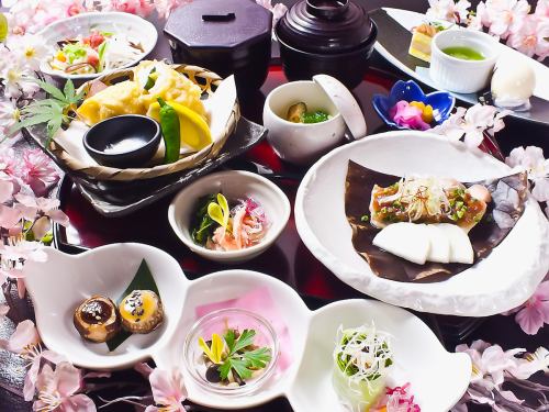 怀石午餐，每天限定40份的创意日式餐点，1,700日元→1,600日元（含税），座位有限，建议预约！