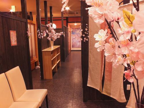 桜がいっぱいの店内は大小様々な個室で雰囲気◎