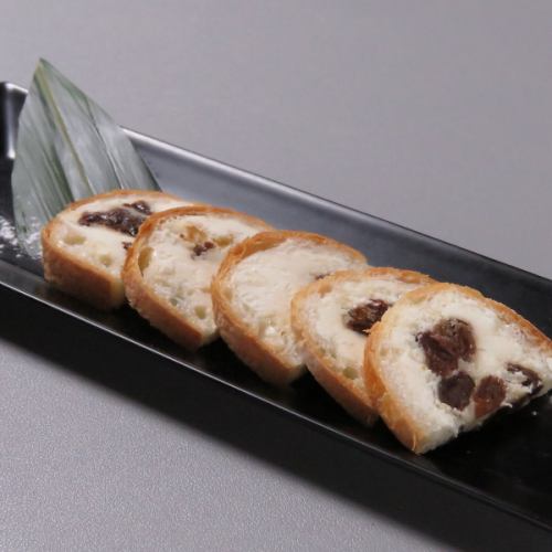 自家製レーズンバターパン