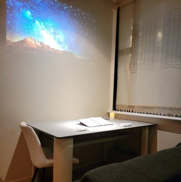 【語らいと静寂、心に響くひととき】大切な方との語らいや、お一人での静かな夜にぴったりの空間。季節の恵みを活かした料理を楽しみながら、心温まるひとときをお過ごしください。