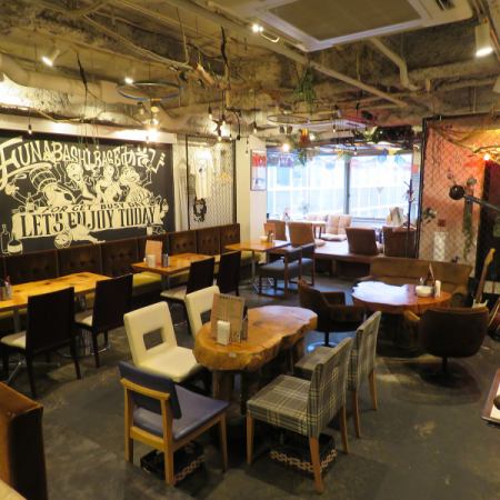 【店内フロア席】店内自慢の照明やテーブル達は手作りです。他では味わえないオリジナルの空間で是非うまい酒うまい料理を♪2名様掛けのテーブル席!つなげれば一枚板の木でテーブルを囲い最大12名様でのご利用も可能です♪※模様替え中