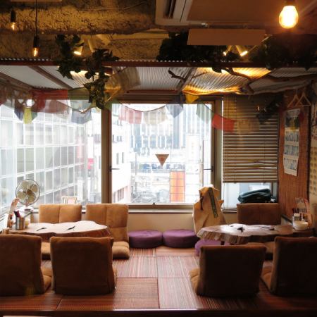 【小上がり4名琉球畳席】テーマは【タイの安っぽい屋台風】タイのざわついた感じが出ています。落ち着きます♪当店自慢のエスニック料理とベストマッチな空間☆テーブル合わせて8~10名様にも対応可能。さらに船橋の夜景を一望できますよ。