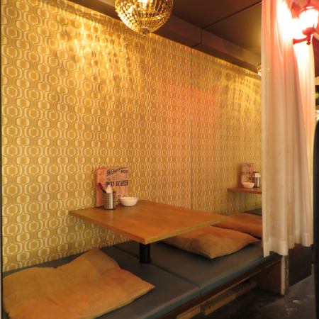 【2名様半個室】テーマは『鏡の間カオス』その名の通り両面鏡張りです。気持ち悪いと思う人は気持ち悪い空間です笑入ってみたら小気味よいエスニック調の空間で気に入ってくれるはず!?