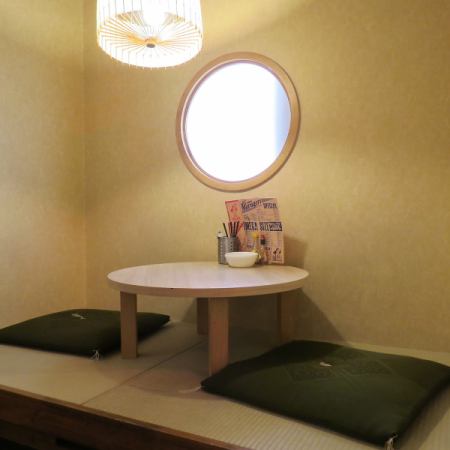 【2名様半個室】テーマは『和』ずばりテーマは通りまんま『和』です。いきなり和室です。それもあそびゴコロとゆう事で笑