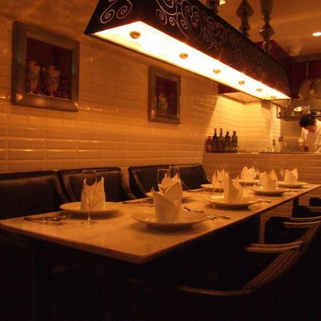 2階のゆったりテーブル席は8名様までご一緒にご着席いただけます。シェフのお料理を間近でお楽しみください。