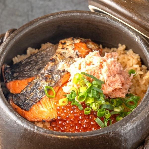 ★NEW★贅沢具材がのった土鍋ごはんが登場♪肉ゆっけや定番の鮭いくらなど絶対食べてほしい逸品です♪