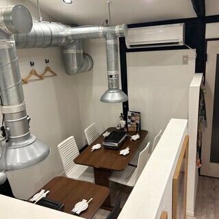 2階のお席はテーブル席がございます♪4名様～8名様までご利用可能となっておりますので、是非宴会でご利用頂けます！ご家族での食事会にもオススメのお席となっております。半個室になっておりますので、居心地抜群♪貸し切りは20名様～24名まで可能！ご相談承っております。