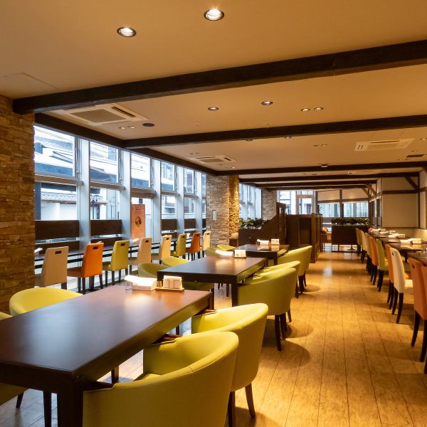広々とした店内はガラス張りの開放感あふれるデザインになっており随所から木の温もりが感じられる、居心地の良い空間づくりにこだわっています。テーブル席は食事を楽しみながら語らうご家族でのお食事・デート・ご友人同士での」お食事などにおすすめのお席です。