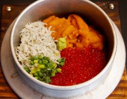 Luxurious samadori bowl of sea urchin and salmon roe and whitebait *Single item (includes soup and pickles)