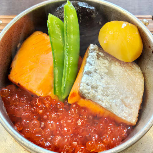 Salmon roe kamameshi *Single item (with soup and pickles)