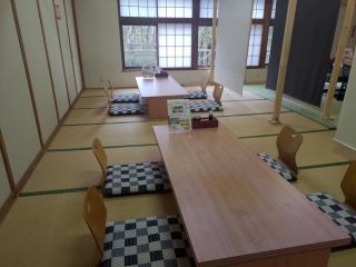 This is a spacious and spacious tatami room.There is a partition between you and the seat next to you.