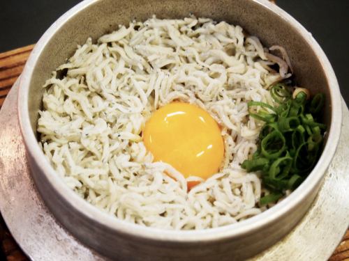 Whitebait bowl with pot-cooked white rice *Single item (with soup and pickles)