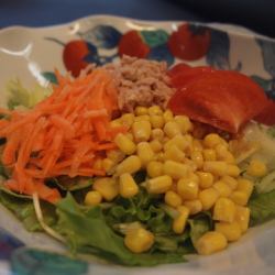 Tuna and corn salad with raw vegetables