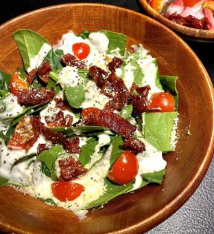 Caesar salad with spinach and crispy bacon