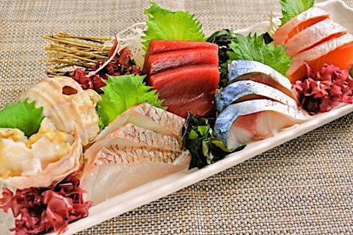 Assortment of 5 types of today's best sashimi