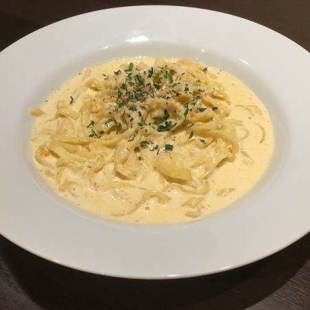 Raw sea urchin cream pasta (Tariolini)