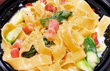 Asparagus and bacon cream sauce (pappardelle)