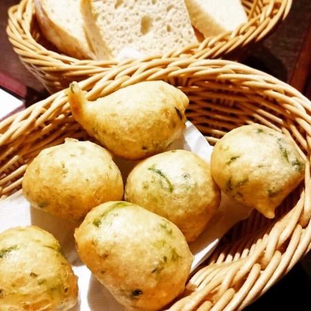 Zeppolini (chewy fritto with green seaweed)