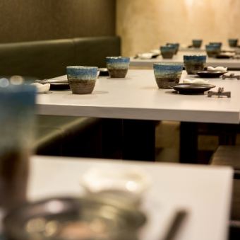 広々とした4名様用のテーブル席が6卓ございます。ゆったりとお食事をお楽しみいただけます。