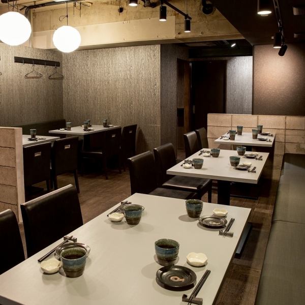 店舗全体を貸し切っての利用もできるため、歓送迎会や打ち上げなどまとまった人数での集まりにも重宝します。用途に応じた柔軟なレイアウトが可能で、アットホームな雰囲気のなかにも品のある空間設計が魅力。大人が集まる食事会にもおすすめです。