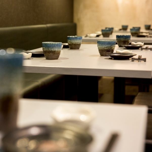 少人数～中規模宴会にも対応しており、貸切利用も可能です。オープンなホール席は開放感がありつつも適度な距離感が保たれており、職場飲みや気軽な集まりに最適。コース予約をすれば、ゆったりとした2時間を思い思いに過ごせます。