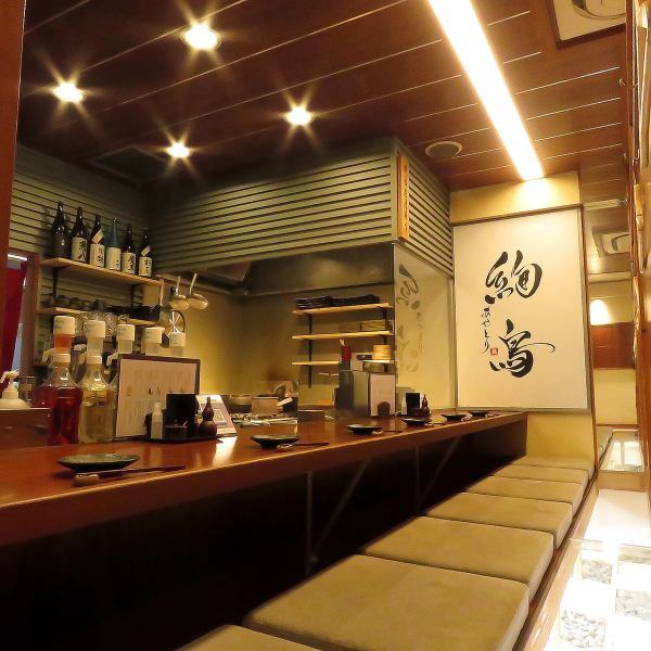 We put a lot of effort into the interior, so it's perfect for people who like a stylish space or for a date.The small interior of the restaurant has a calm atmosphere with a Japanese feel.At the counter seats, you can watch the skewers being grilled right in front of you, giving you a live experience.We also welcome individuals, so please feel free to visit us.