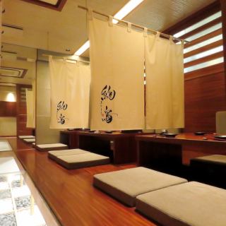 We have a horigotatsu-style tatami room where you can stretch your legs and relax.There are 2 tables for 4 people and 1 table for 2 people.