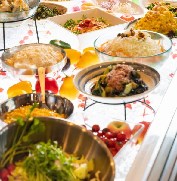 We offer bread, rice, curry, sweets, fruits, etc. in salads using a wide variety of prefecture vegetables and carefully selected domestic vegetables.