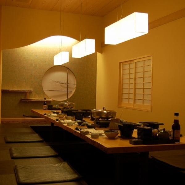 请在充满日本传统美感的日式包间度过幸福的时光。店内气氛沉稳，设计优雅，让您与心爱的人度过一段特别的时光。结合我们的招牌菜单，我们创造了一个满足您的胃和灵魂的高品质时刻。我们有许多私人房间可供小型到大型团体使用。