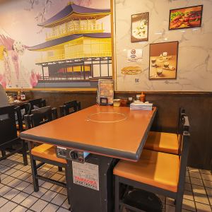 1階に4名様がけのテーブル席を4卓ご用意しております。