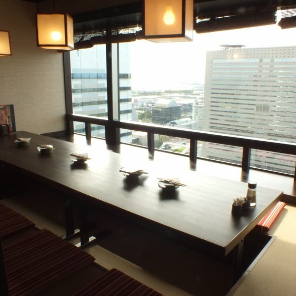 A popular counter seat with a panoramic view of Makuhari.The counter is facing the window, so you can enjoy conversations and meals with your companion without worrying about the surroundings.It's the perfect seat for lunch or a date.There are also counter seats where you can enjoy the live feeling of the kitchen.A take-out menu is also available.Craft beer and sake that goes well with rice are also available for lunch.