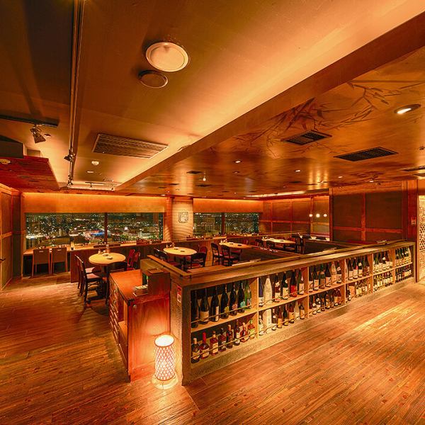 結婚式の二次会や女子会にも◆当店の目玉は、素敵な夜景が臨めるダイニングフロアです♪フロア貸切OK！着席時は62名迄、立食時は100名迄可能！喫煙可の喫煙ルームも完備。チーズ料理やお肉・天ぷらや鍋・新鮮なお魚・蕎麦・寿司などお楽しみ頂けます。貸切は40名～可能。特別な記念日や誕生日、歓迎会にも◎