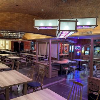 ちょっぴりレトロでお洒落な雰囲気の店内。お仕事終わりのサク飲みをはじめ、女子会、デート、会社宴会など幅広いシーンでご利用いただけます。気軽にお立ち寄りください！