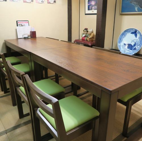日式可容纳5至8人的餐桌席